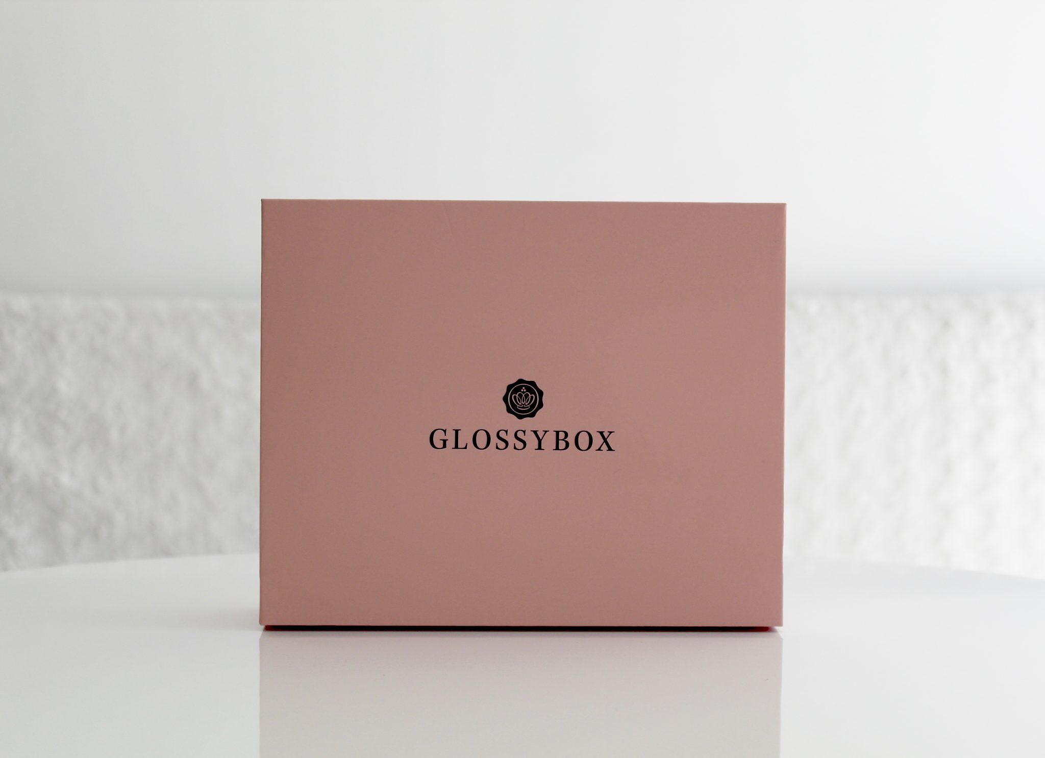 Prenumerera på den lyxiga lilla rosa skönhetsboxen från GLOSSYBOX