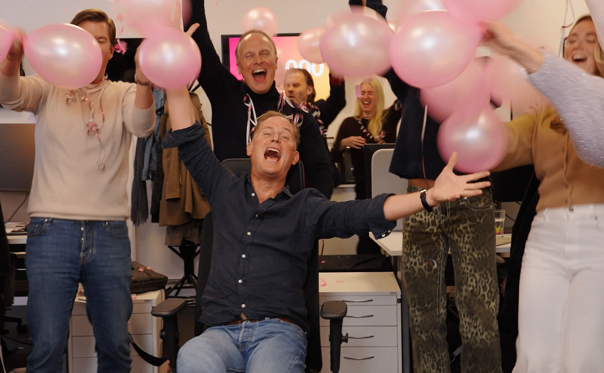 Refunder kontorsbild eller team