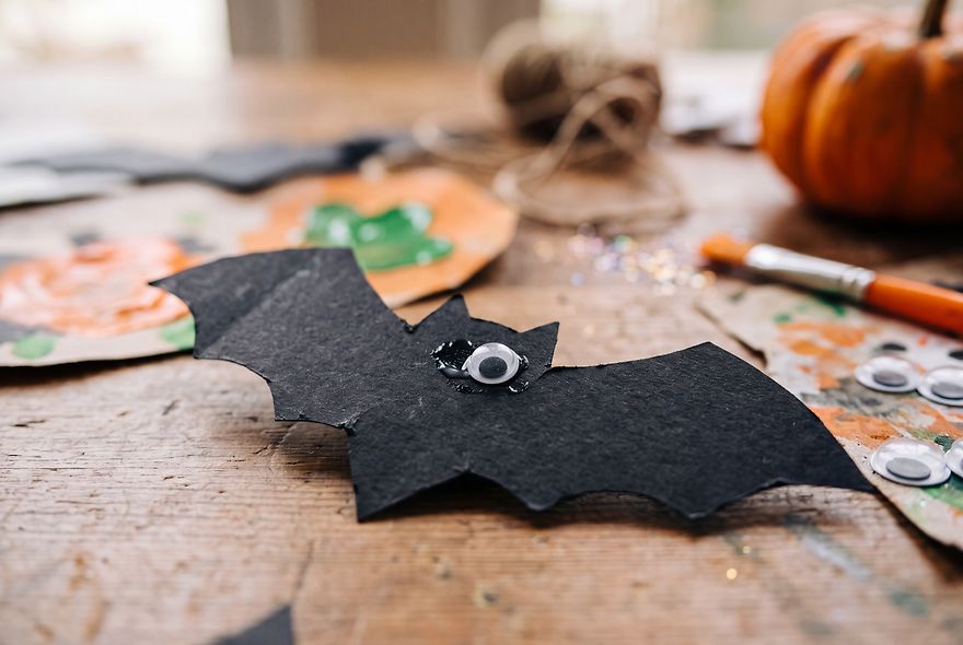 En kväll med halloweenpyssel: från kaos till färdiga monster