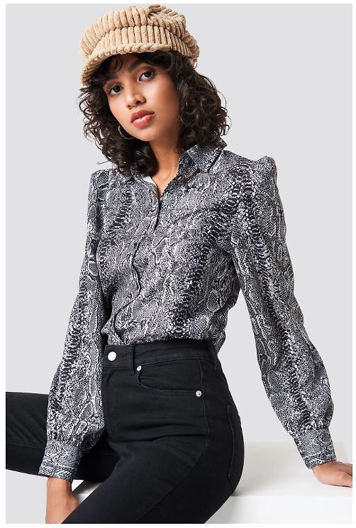 NA-KD har koll på vårens snake print